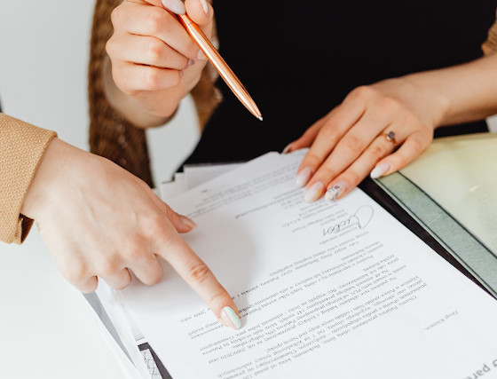 Mujer firmando contrato